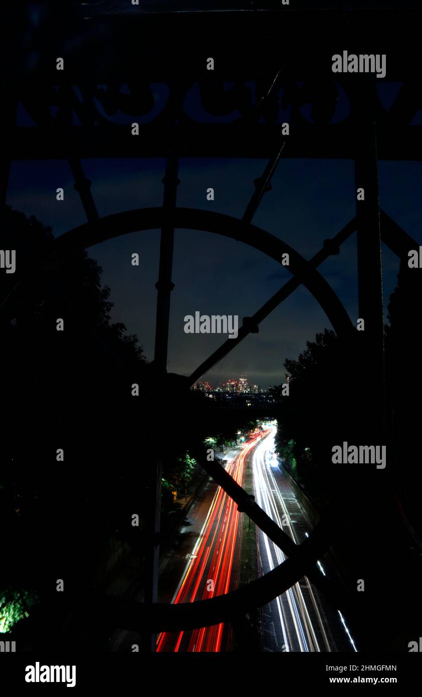 Blick von der Archway Bridge auf den Verkehr auf der Archway Road, Highgate, London, Großbritannien Stockfoto