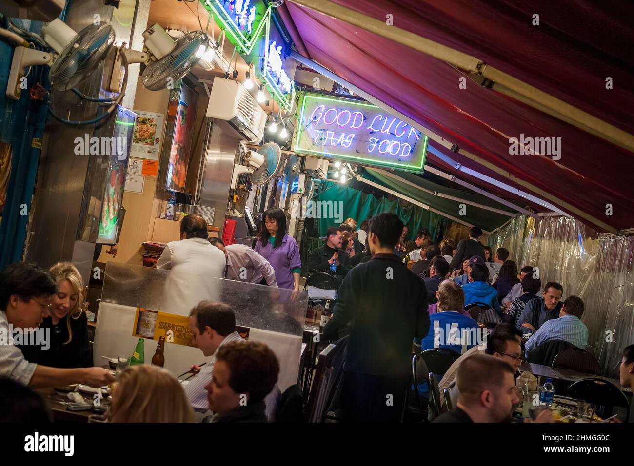 Good Luck Thai, ein überdachtes Straßenrestaurant in Lan Kwai Fong, Central, Hongkong Stockfoto