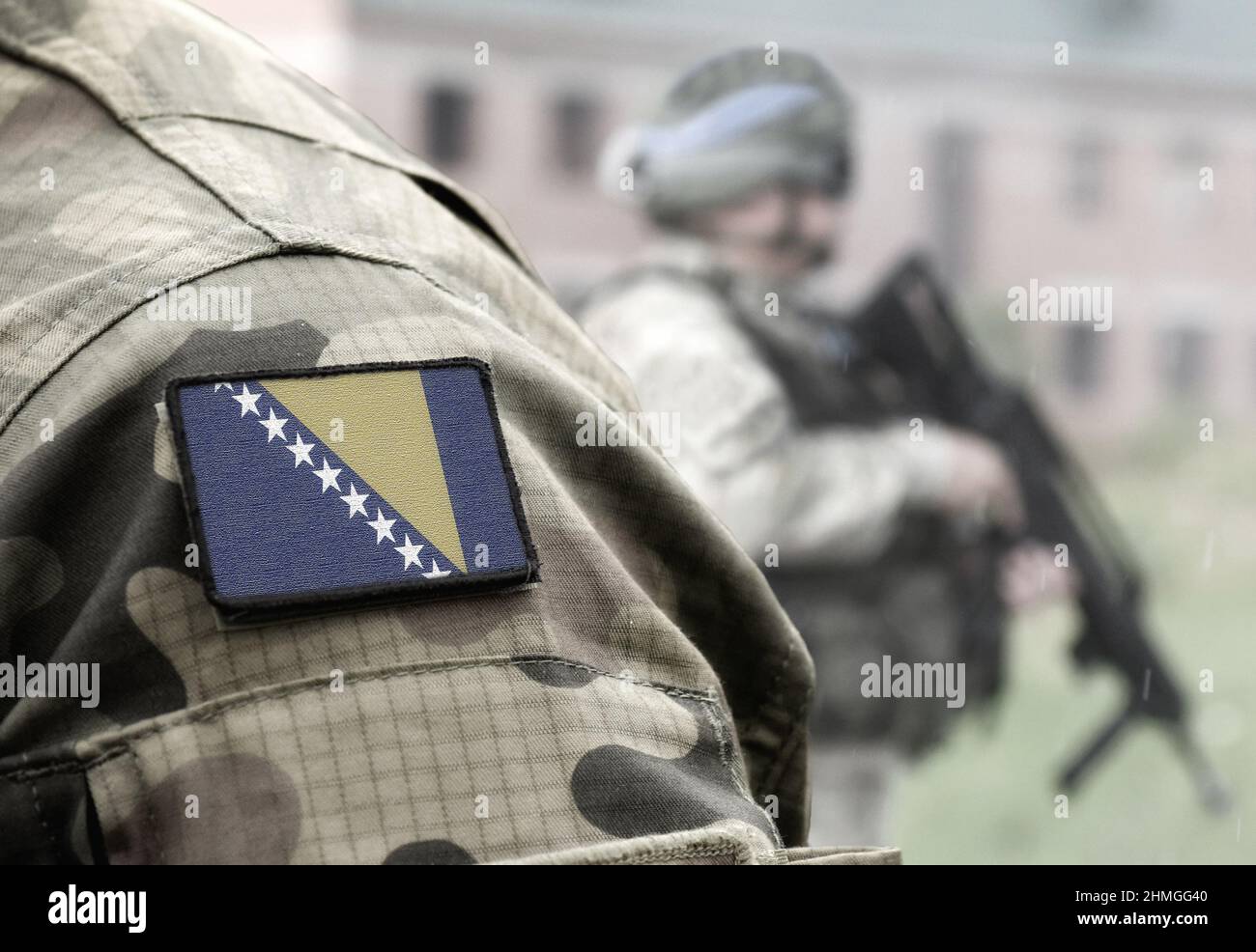 Flagge von Bosnien und Herzegowina auf Militäruniform und Soldat mit Sturmgewehr im Hintergrund. Collage. Stockfoto