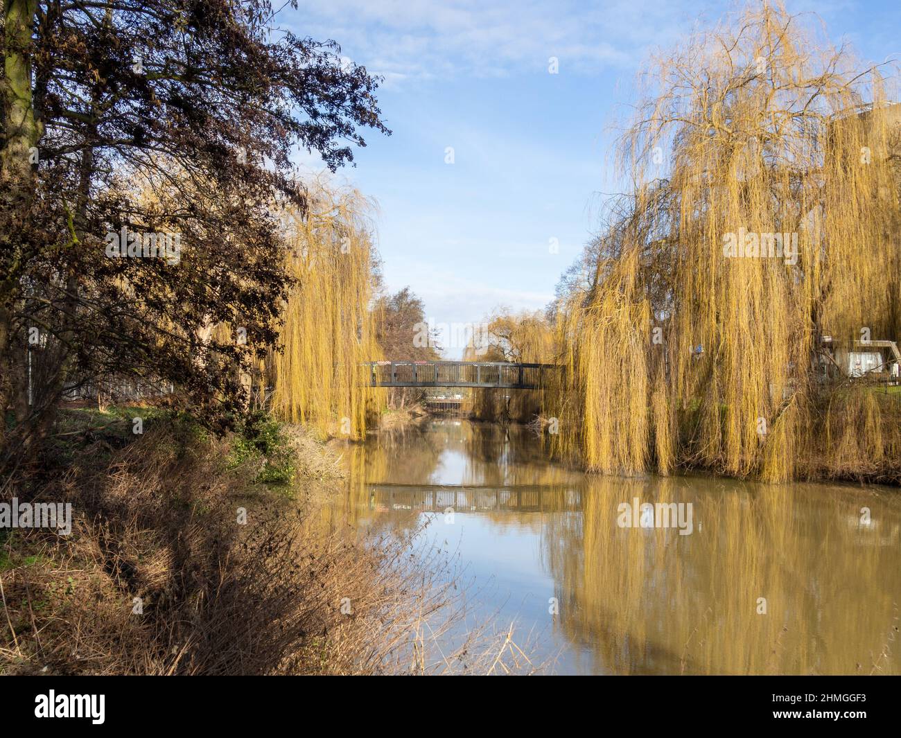 Der Fluss Nene fließt im Winter durch den industriellen Teil der Stadt, Northampton, Großbritannien Stockfoto