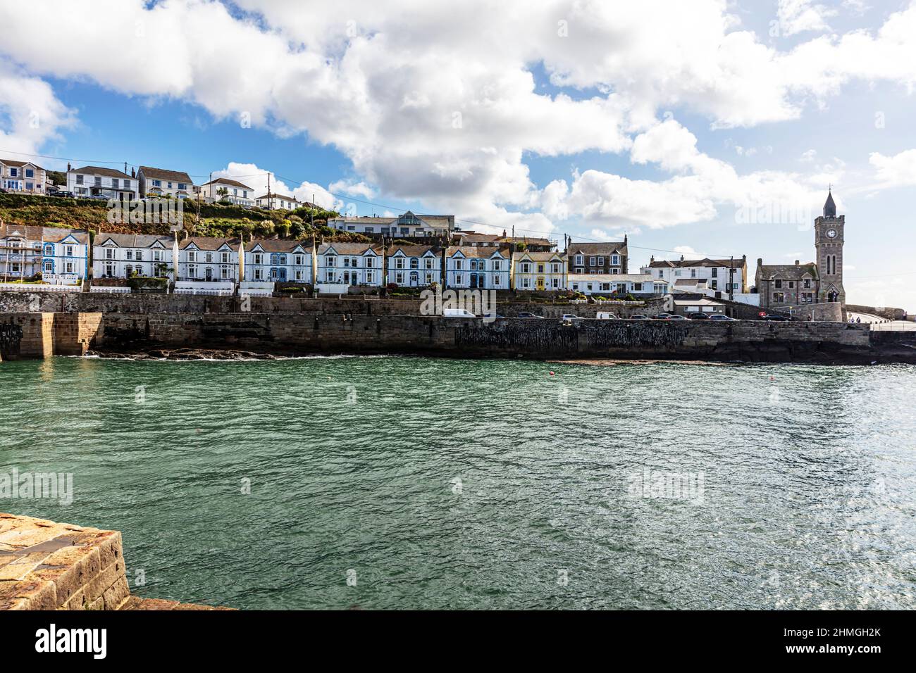 Porthleven ist eine Stadt, eine Gemeinde und ein Fischerhafen in der Nähe von Helston in Cornwall, England, Großbritannien. Als südlichster Hafen in Großbritannien Stockfoto