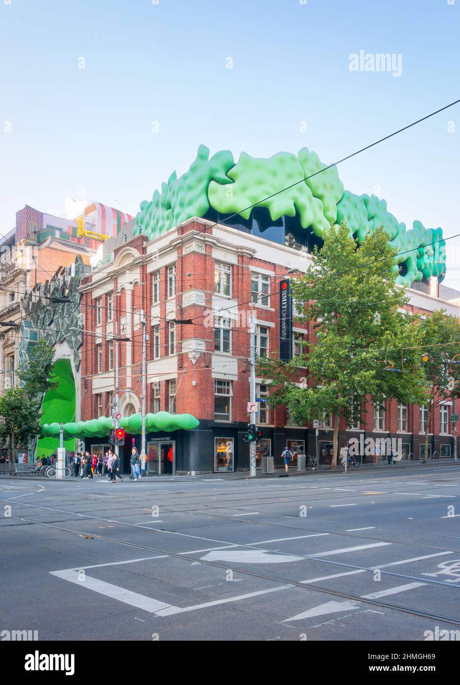 Melbourne, VIC / Australien - RMIT Story Hall Renovierung mit grünem Dach und Baldachin von ARM Architecture Stockfoto