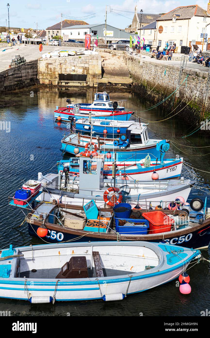 Porthleven ist eine Stadt, eine Gemeinde und ein Fischerhafen in der Nähe von Helston in Cornwall, England, Großbritannien. Als südlichster Hafen in Großbritannien war er ursprünglich Stockfoto