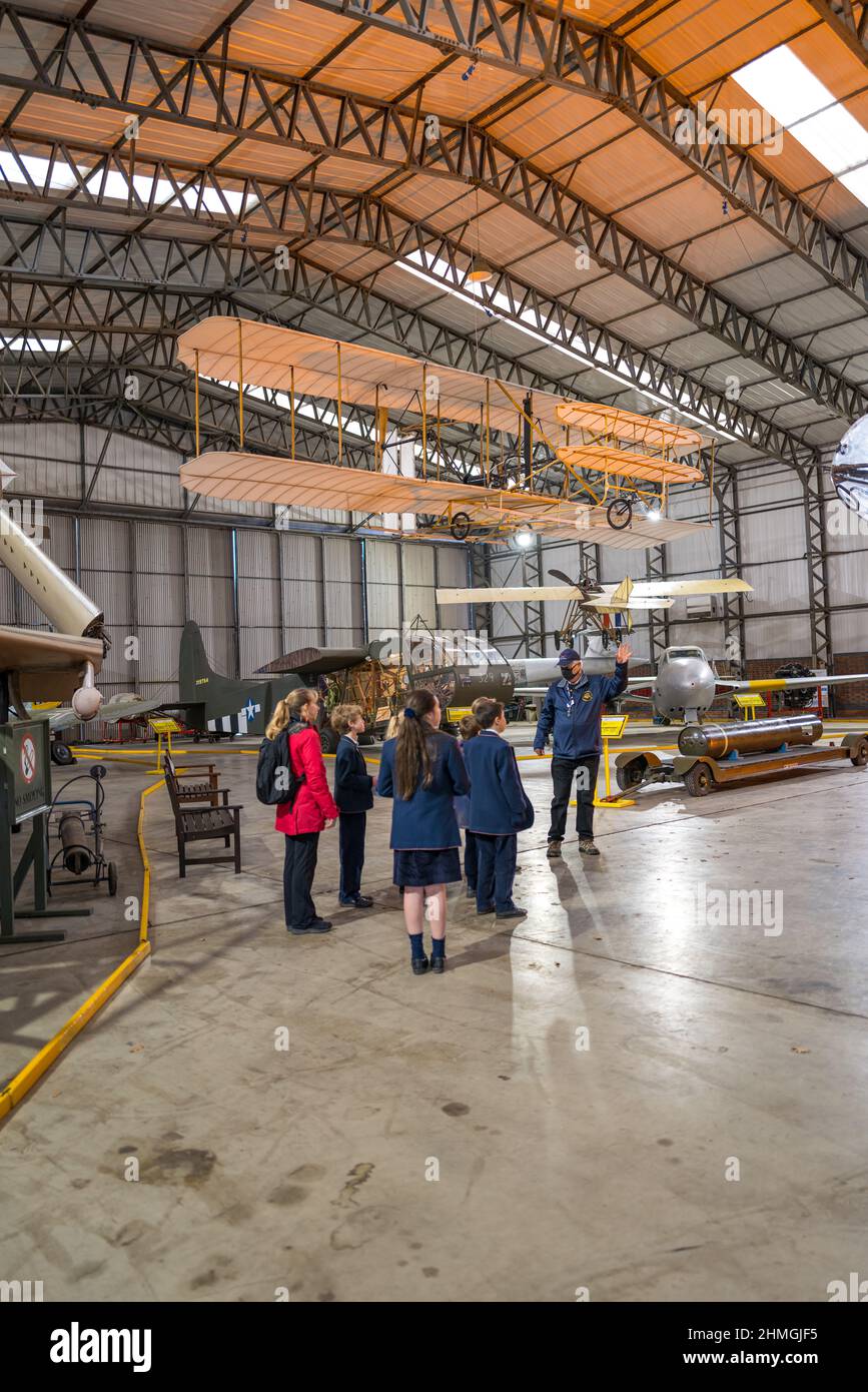 Guide zeigt Eine Party von Schulkindern rund um das Yorkshire Air Museum in der Nähe von Elvington Stockfoto