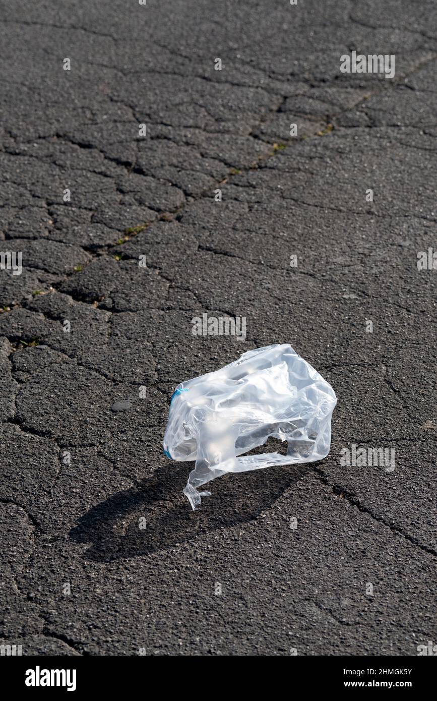 Plastikbeutel Abfall auf Asphalt Stockfoto