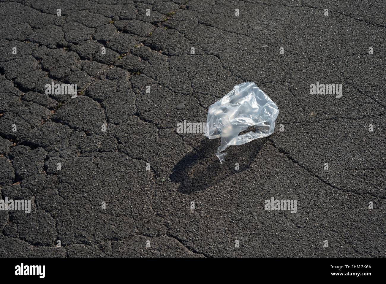 Plastikbeutel Abfall auf Asphalt Stockfoto