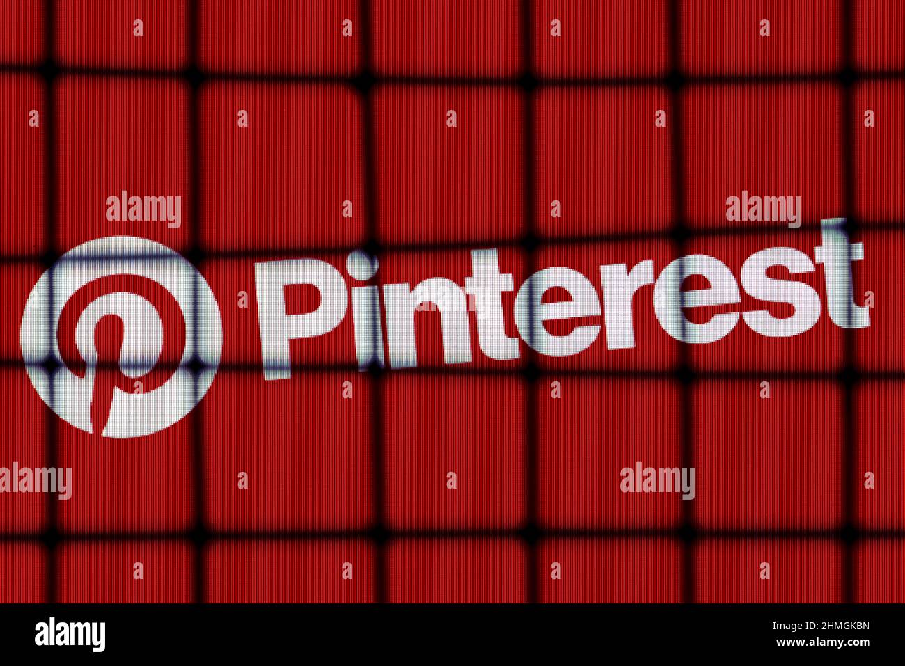 Das Logo des Social-Media-Dienstes von Pinterest hinter Gittern. Das Konzept von Pinterest Zensur und Verbot. Stockfoto