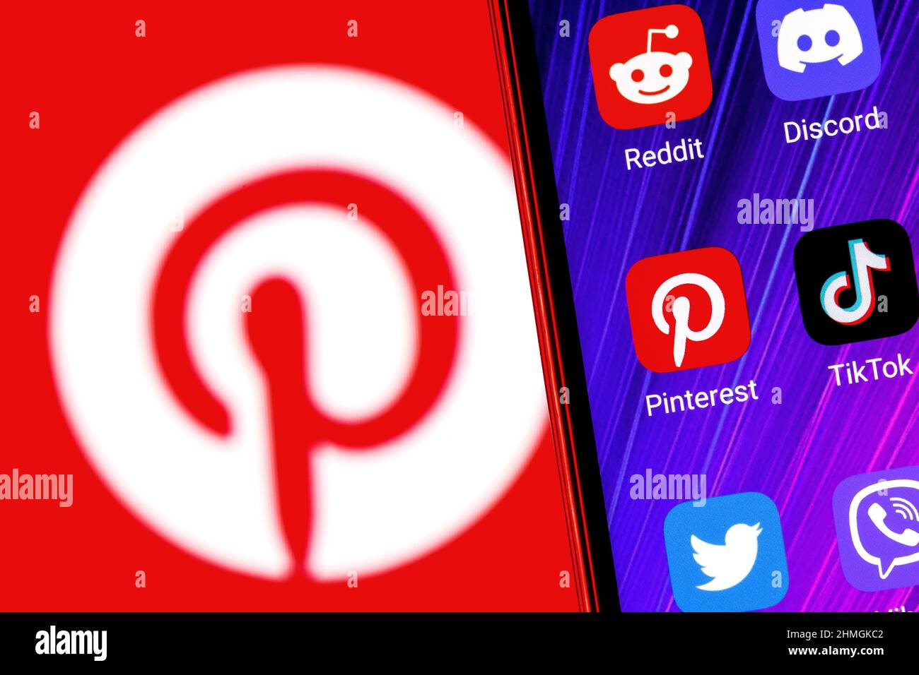 Das Symbol der Social Media Service-Anwendung von Pinterest unter anderem auf dem Smartphone-Bildschirm. Stockfoto