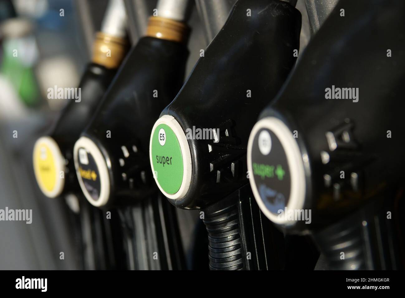 Italien, Region Toskana, Arezzo, 9. Februar 2022 : in den letzten Wochen hat es einen deutlichen Anstieg bei Benzin, Gas und allen Kraftstoffen gegeben. Auf dem Bild Tankstellen in der Nähe der Stadt Arezzo, Toskana. Foto © Daiano Cristini/Sintesi/Alamy Live News Stockfoto