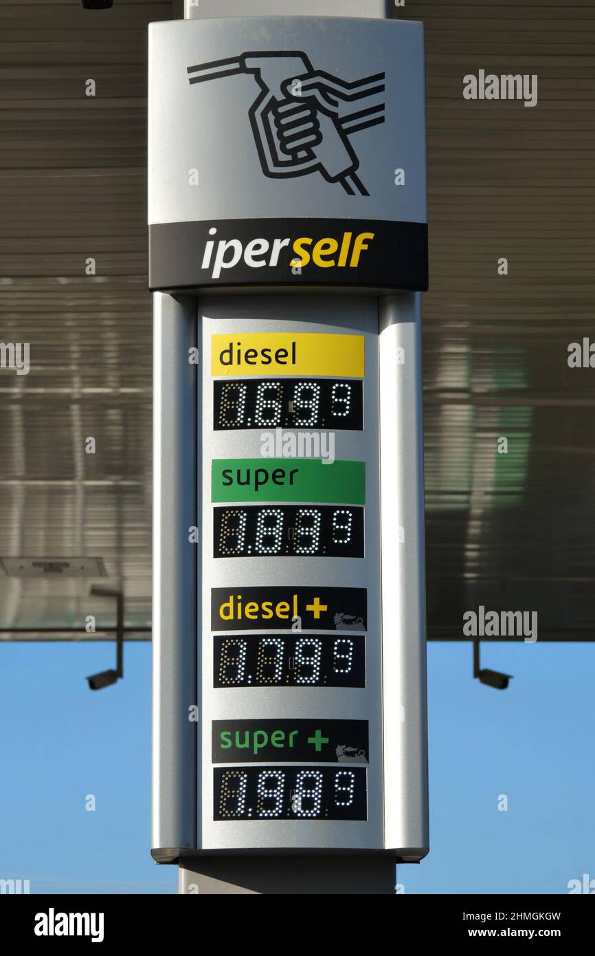 Italien, Region Toskana, Arezzo, 9. Februar 2022 : in den letzten Wochen hat es einen deutlichen Anstieg bei Benzin, Gas und allen Kraftstoffen gegeben. Auf dem Bild Tankstellen in der Nähe der Stadt Arezzo, Toskana. Foto © Daiano Cristini/Sintesi/Alamy Live News Stockfoto