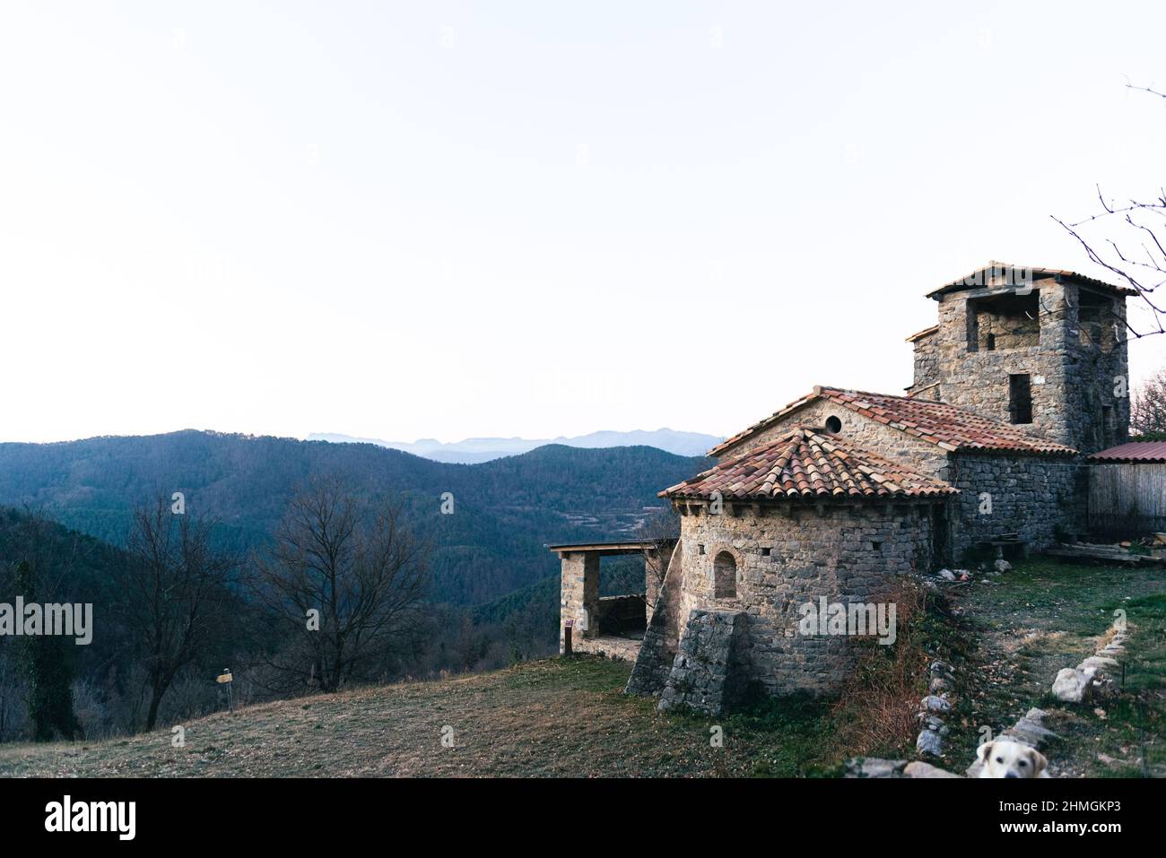Altes Einsiedlerhaus in der Landschaft der katalanischen Garrotxa Landschaft in der Landschaft von katalonien im Winter mit Bergen und altem Haus Stockfoto