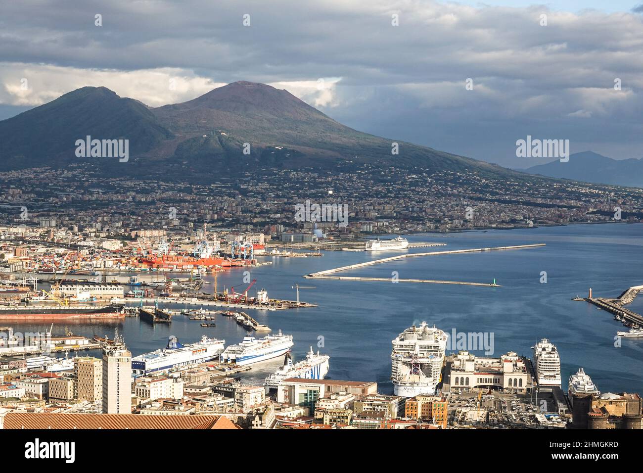 Napoli, Italien - 15 2021. Oktober: Luftaufnahme des Hafens von Napoli, der viele große Schiffe wie das Kreuzschiff Harmony of the Seas und GNV Ferr enthält Stockfoto
