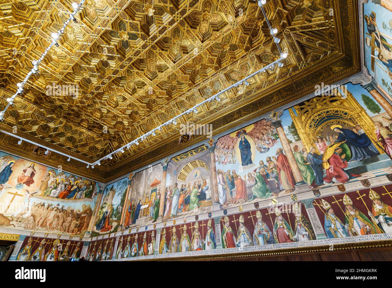 Toledo, Spanien - November 15 2021: Innenansicht der Gemälde im Kapitelhaus der Kathedrale Santa Maria von Toledo, deren Bau begann Stockfoto