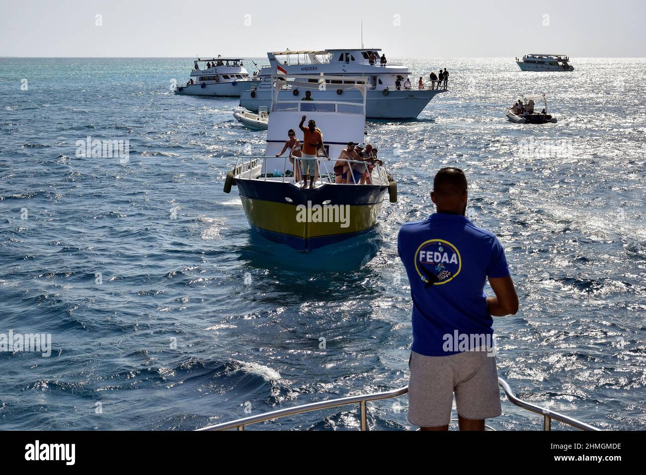 Touristen entspannen sich auf Jacht- und Motorbootfahrt. Aktive Erholung am Roten Meer, Resort, Urlaub und Abenteuer, Reisen. Hurghada, Ägypten - Oktober 2021 Stockfoto