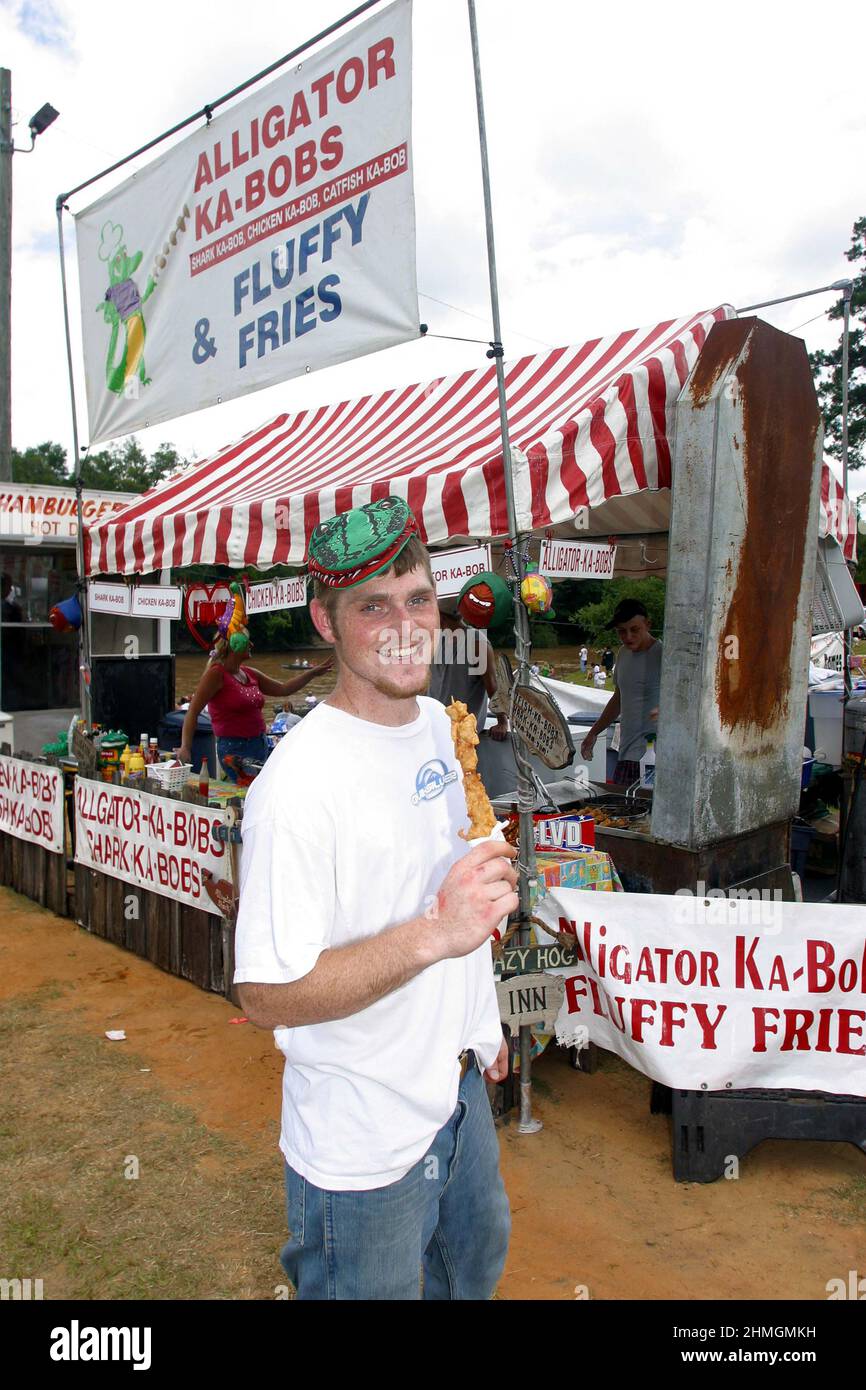 ALLIGATOR-KABOBS (KEBABS) ZUM VERKAUF BEI DEN REDNECK-SPIELEN EAST DUBLIN GEORGIA USA. DIE SPIELE WURDEN 1996 ALS RIVALE ZU DEN OLYMPISCHEN SPIELEN IN ATLANTA GESTARTET UND BIETEN EINE UNGEWÖHNLICHE PALETTE VON SPORTARTEN, VON ENTENDUCKEN ÜBER SCHWEINFÜSSE BIS HIN ZU BAUCHFLATSCHEN IN EINE SCHLAMMGRUBE. DIE SPIELE IN DORT ZEHNTEN JAHR JETZT BIS ZU 10.000 ROTHALSZÄHNE AUS DEM HERZEN DES REDNECK LAND GEORGIA STAAT ZU ZIEHEN. BILDER: GARYROBERTSPHOTO.COM Stockfoto