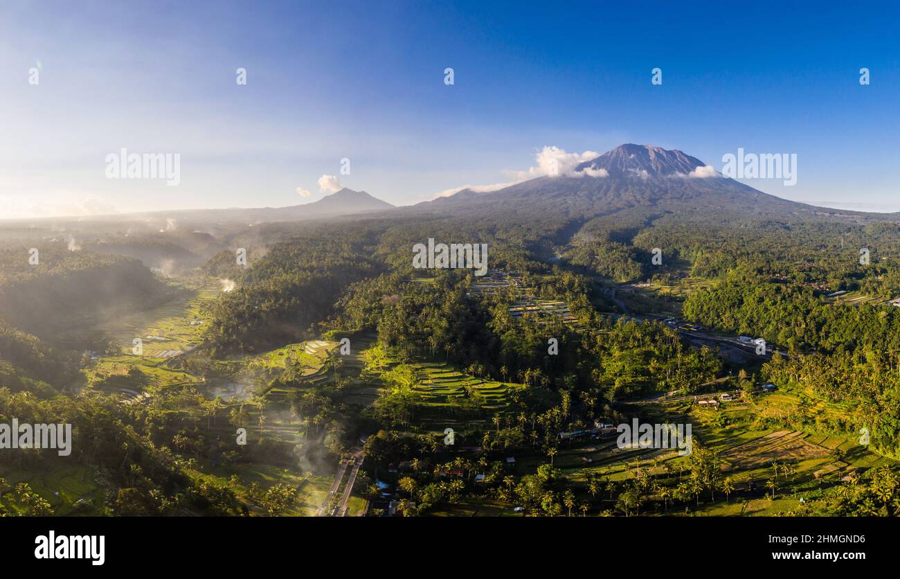 Dramatische Luftaufnahme des Vulkans Mt Agung mit Blick auf eine Terrasse mit Reisfeldern in der Nähe von Ubud in Bali, Indonesien Stockfoto