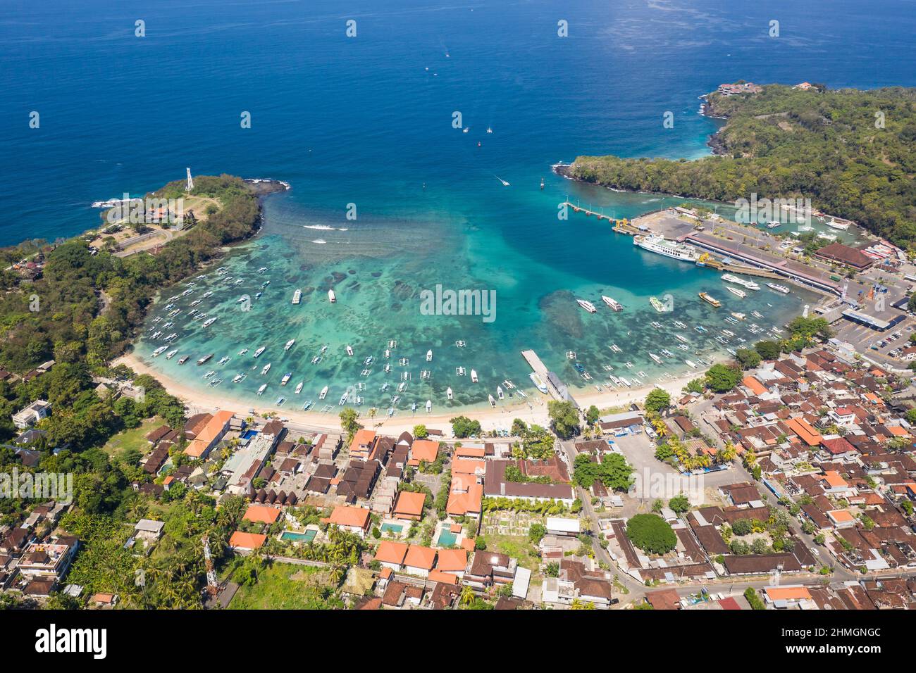 Dramatische Luftaufnahme des Dorfes Padang Bai und des Hafens im Osten von Bali in Indonesien Stockfoto