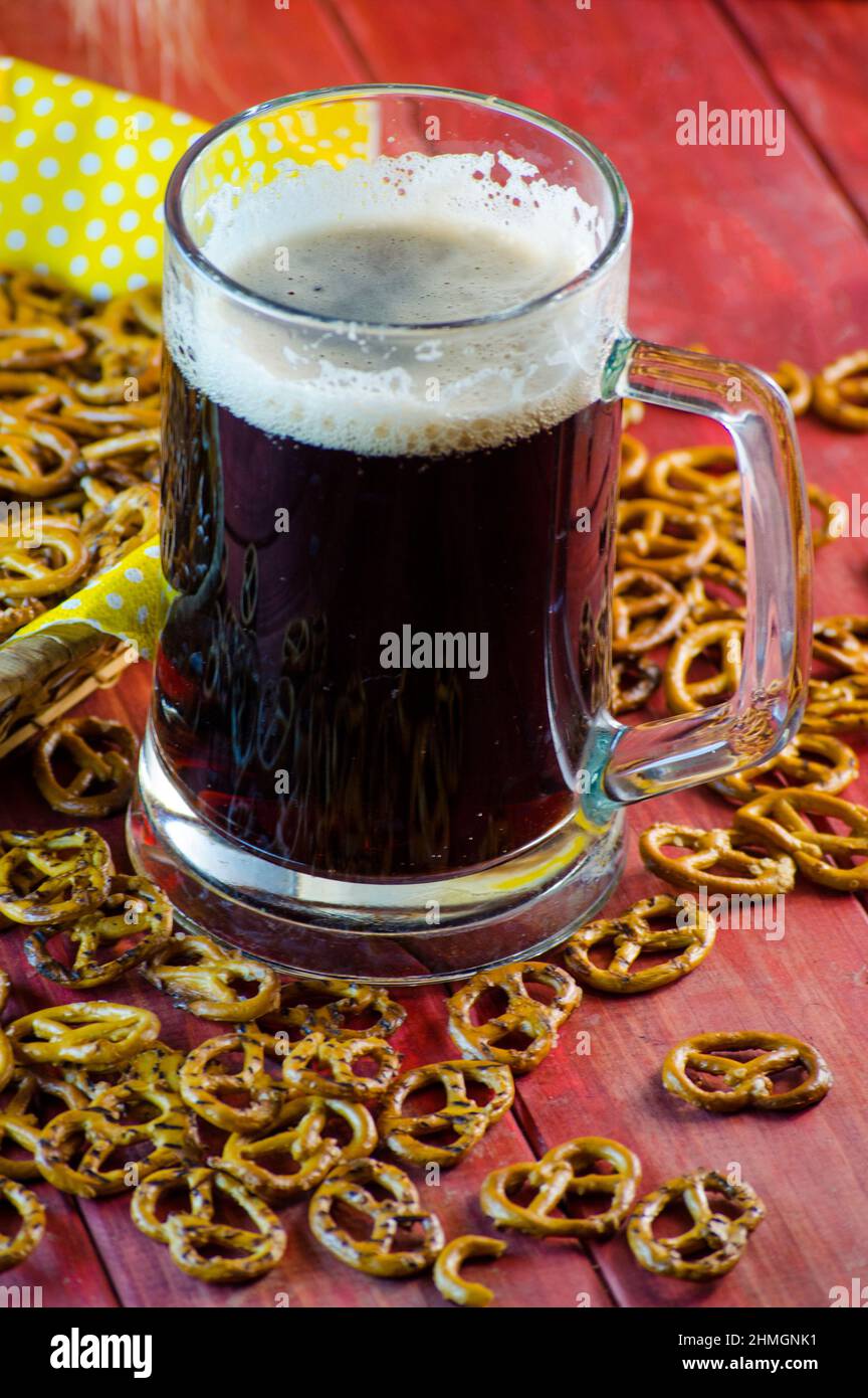Pint dunkles Bier und salzige Snacks Stockfoto
