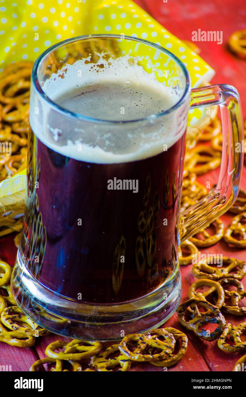 Pint dunkles Bier und salzige Snacks Stockfoto