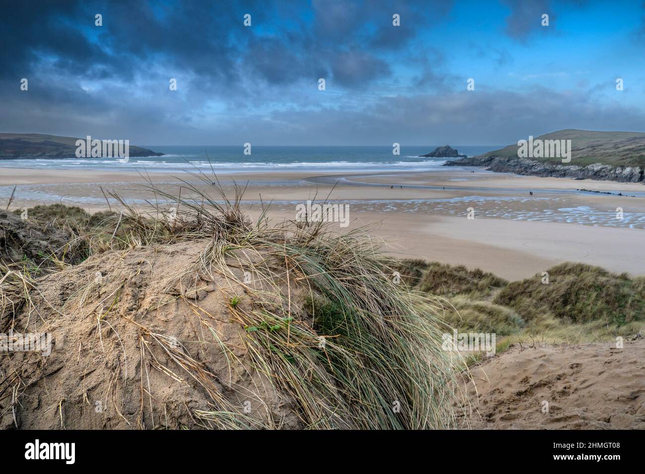 Blick über den preisgekrönten Crantock Beach vom fragilen Dünensystem am Crantock Beach in Newquay in Cornwall. Stockfoto