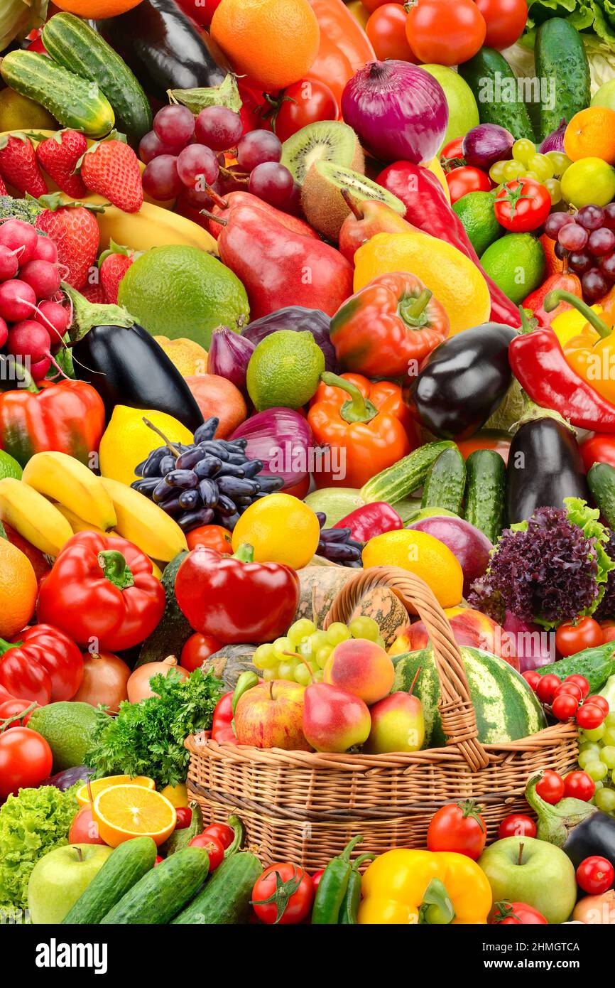 Vertikaler Hintergrund von hellem, frischem, gesundem Gemüse, Obst und Beeren. Stockfoto