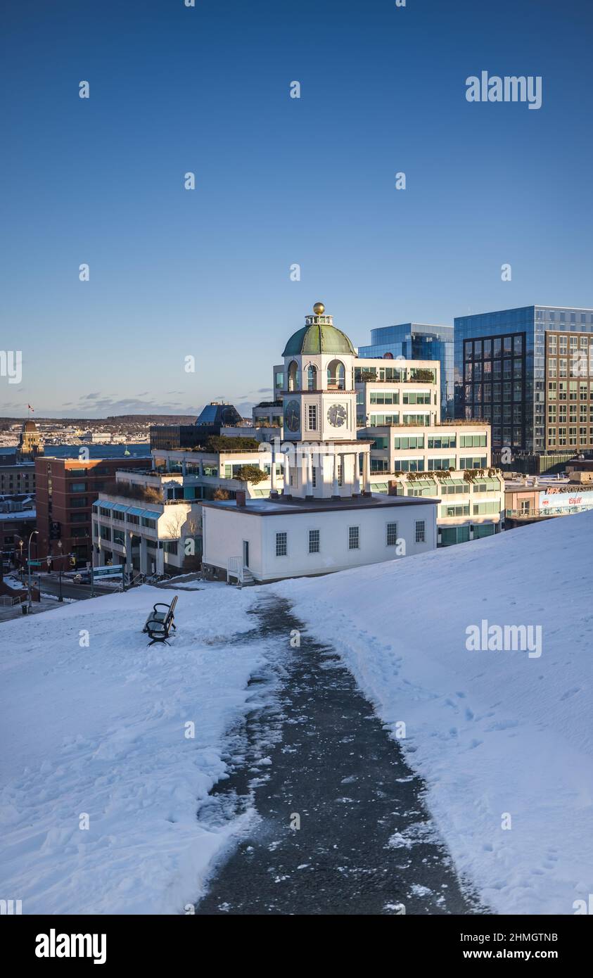 120 Jahre alte Stadtuhr und die Innenstadt von Halifax vom Citadel Hill aus gesehen im Winter mit Blick auf die prominenten Unternehmen, Halifax, NS, Kanada Stockfoto