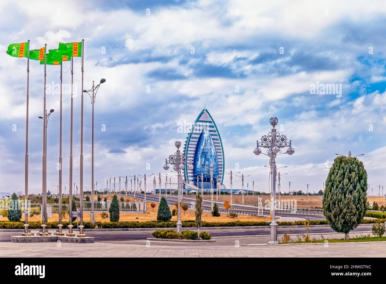 Gehobenes Hochhausgebäude des modernen 5-Sterne-Hotels Yyldyz Hotel in Aschgabat, Turkmenistan, Zentralasien Stockfoto