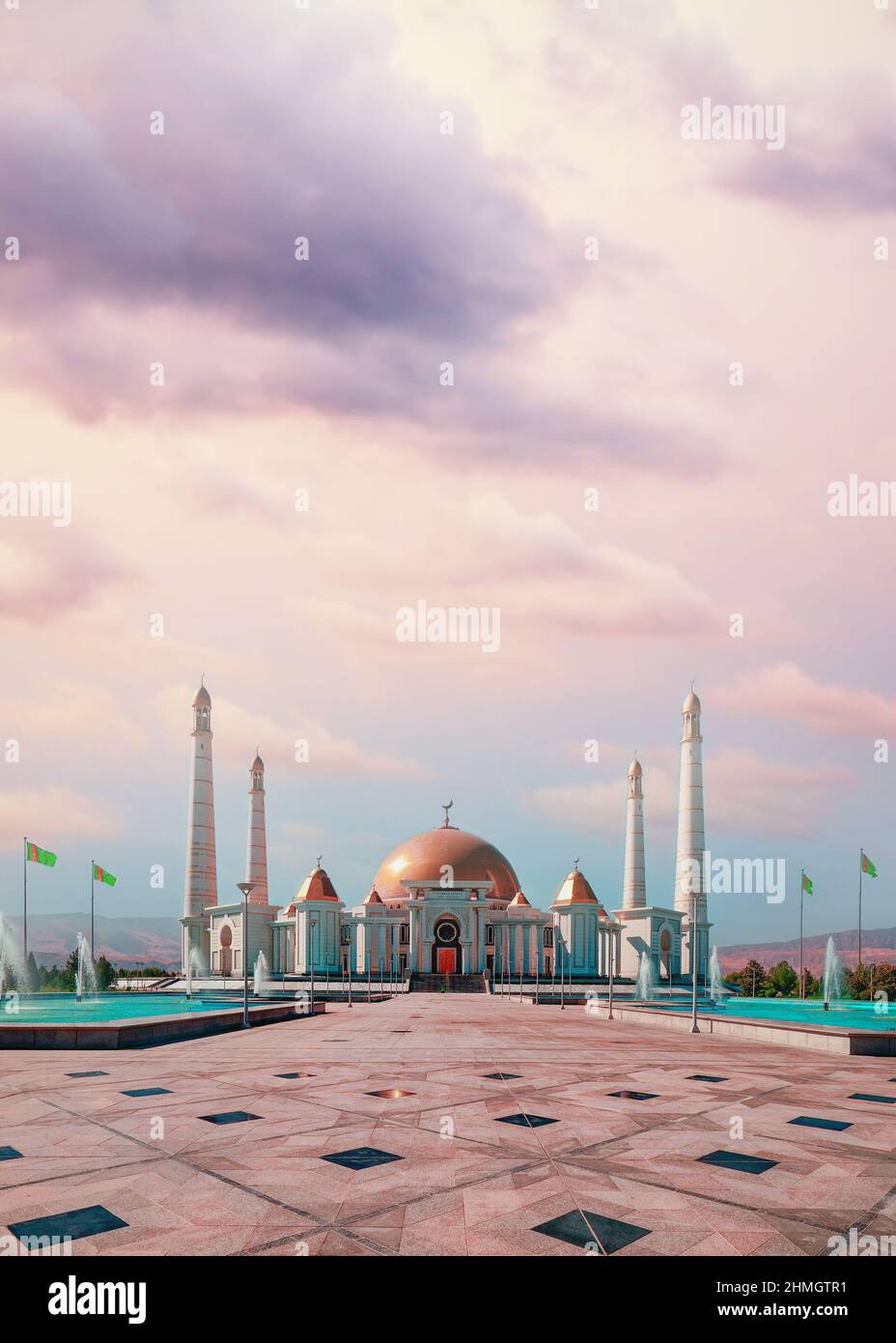 Elf Kilometer westlich von Aschgabat befindet sich die größte Moschee Zentralasiens und die wichtigste Moschee Turkmenistans, die Turkmenbashi Ruhy Moschee Stockfoto