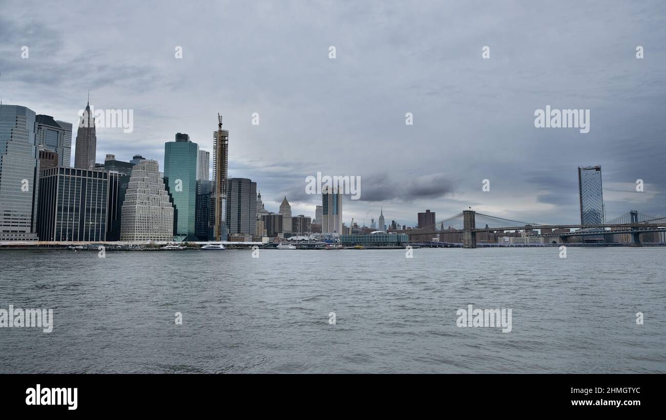 Lower Manhattan und die Brooklyn Bridge. Blick vom Hudson River. Stockfoto