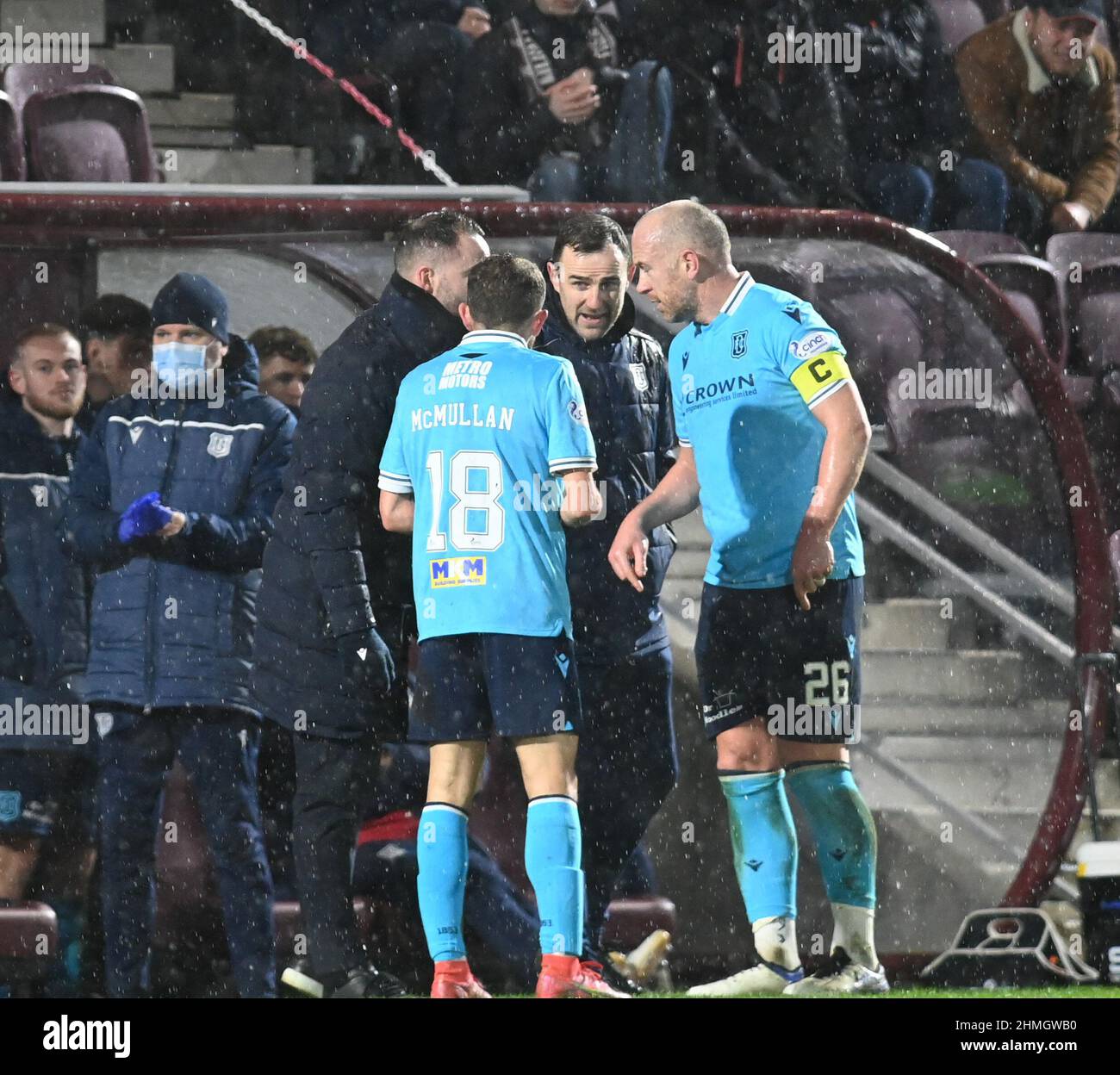 Tynecastle Park Edinburgh.Schottland UK.9th Feb22 Heart of Midlothian vs Dundee Cinch Premiership Match. James McPake, der Manager von Dundee, und sein Assistent Dave Mackay geben Paul McMullan und Captan Charlie Adam Anweisungen. Kredit: eric mccowat/Alamy Live Nachrichten Stockfoto