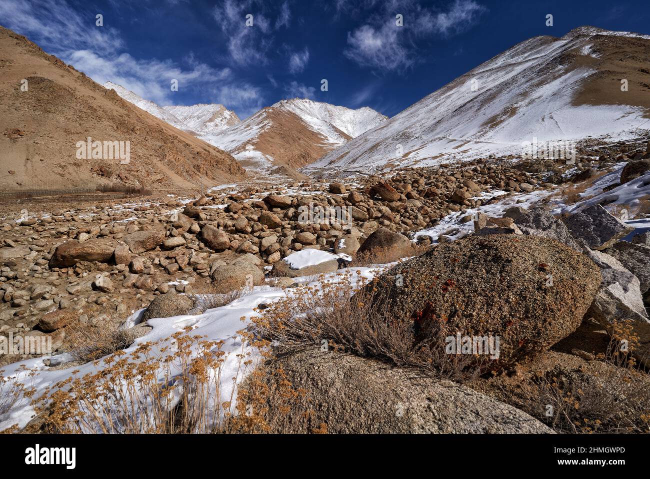 Straße nach Rumbak Valley und Yarutse, Hemis NP, Ladak, Indien. Fluss mit Schnee im Winter, Himalaya. Berglandschaft in Indien wilde Natur. Sunny da Stockfoto