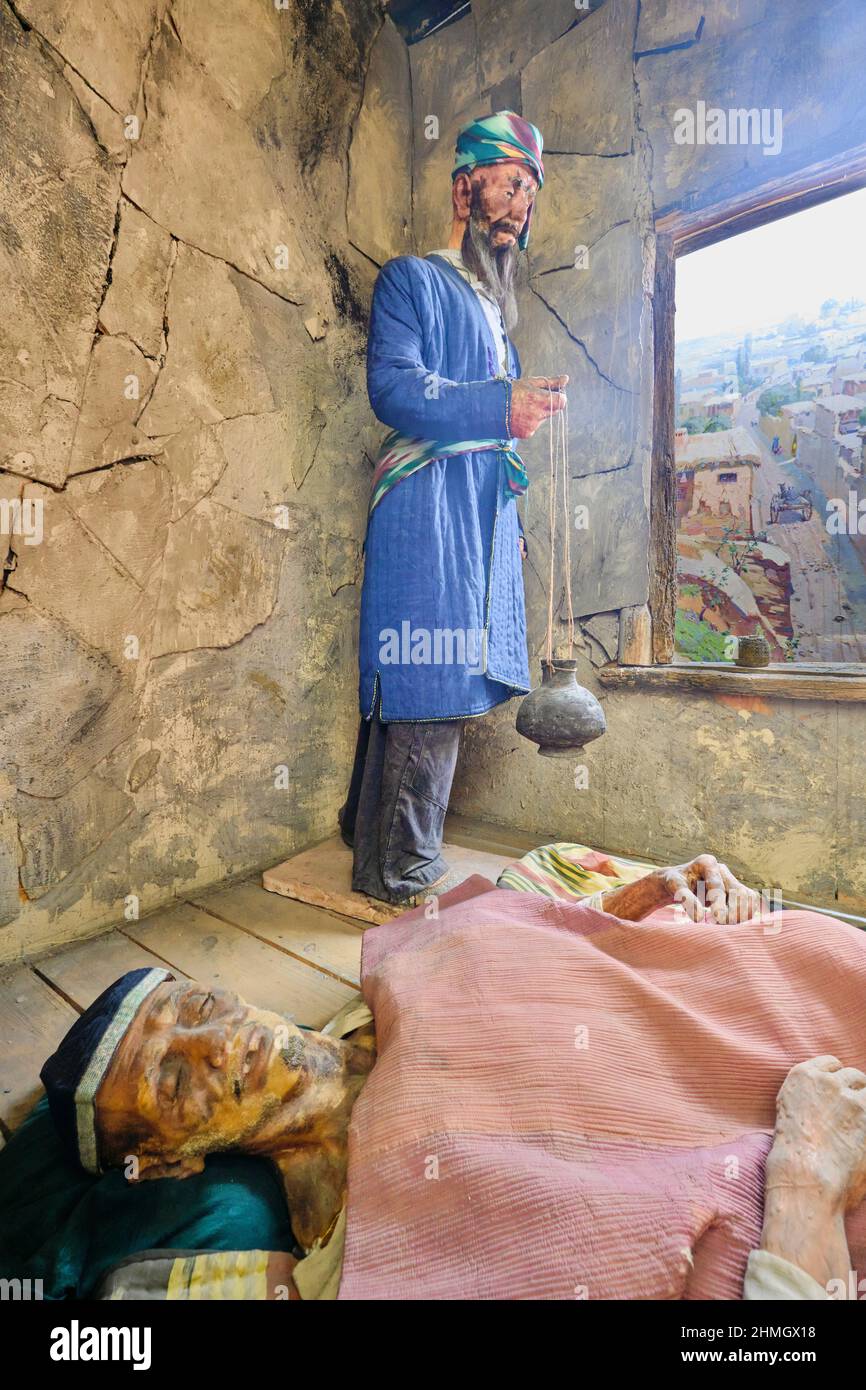 Eine Diorama-Erholung eines Heilers, der Weihrauch verwendet, um einen kranken Menschen zu heilen. Im Gesundheitsmuseum in Taschkent, Usbekistan. Stockfoto