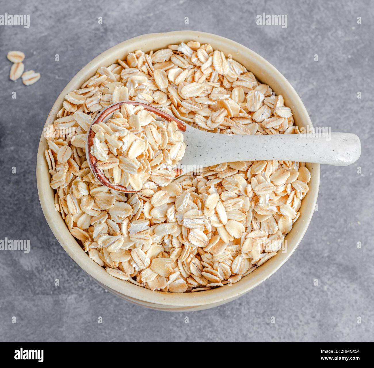 Haferflocken oder Haferflocken, Draufsicht, gesunder Lebensstil, gesunde Ernährung, veganes Lebensmittelkonzept Stockfoto