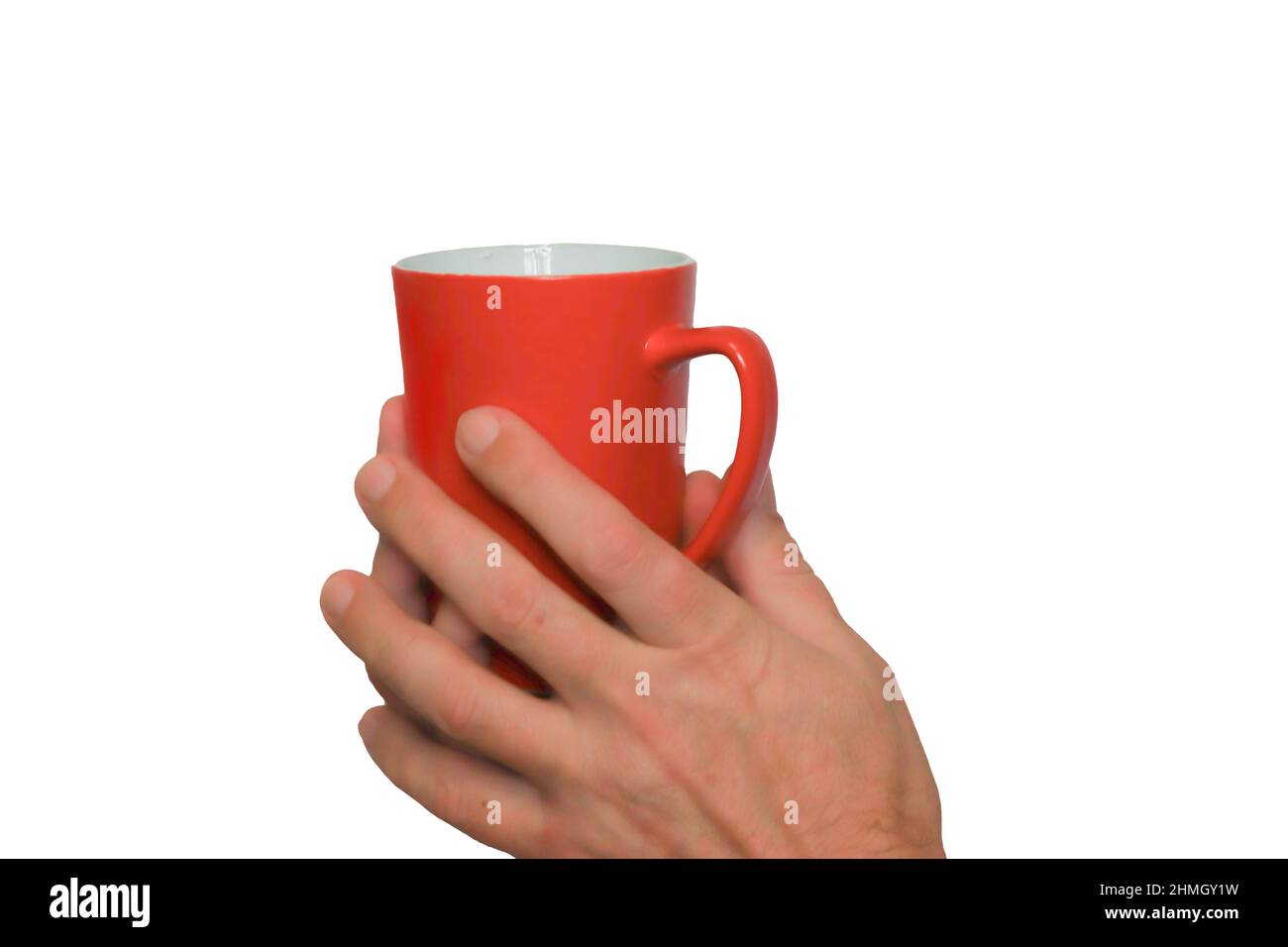 Eine Tasse Tee in den Händen eines Mannes in Nahaufnahme. Stockfoto