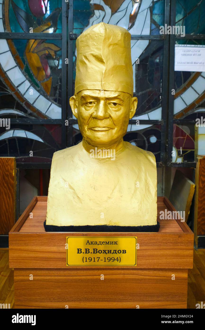 Eine goldene Statue, Skulptur, Büste des berühmten akademischen VV Vokhidow. Im Gesundheitsmuseum in Taschkent, Usbekistan. Stockfoto