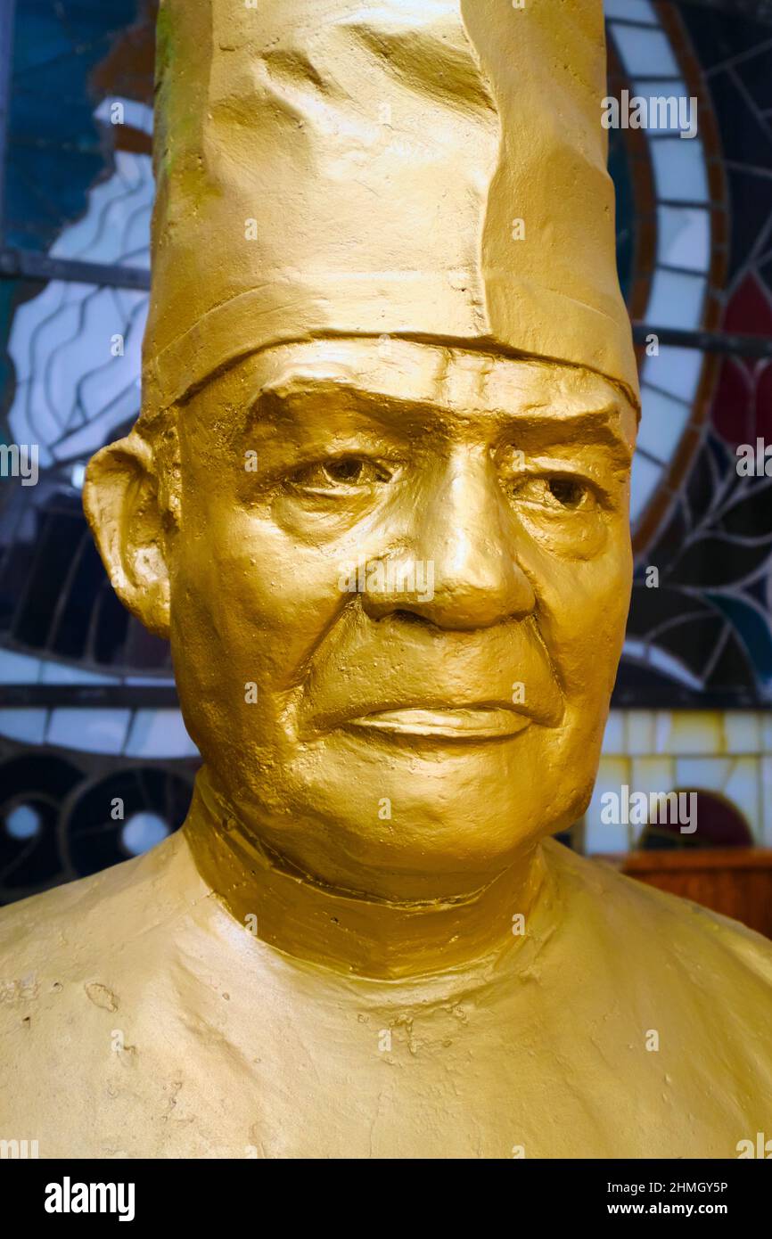 Eine goldene Statue, Skulptur, Büste des berühmten akademischen VV Vokhidow. Im Gesundheitsmuseum in Taschkent, Usbekistan. Stockfoto