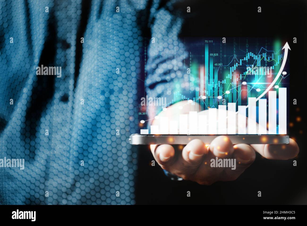 Business man Trader Investor Analyst mit Handy-App-Analyse für Kryptowährungen Finanzmarktanalyse Analysieren Graph Trading-Daten in Stockfoto