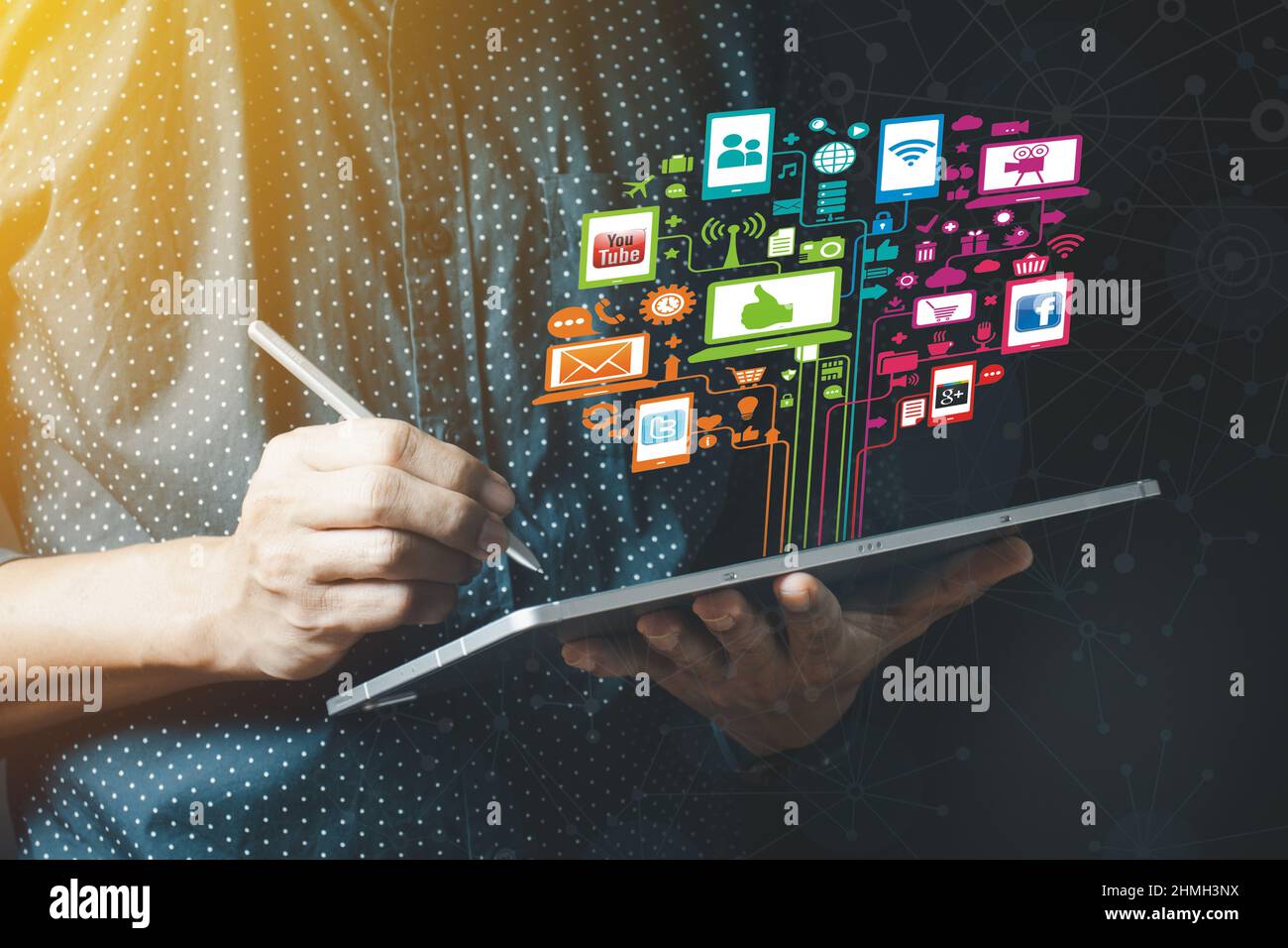 Geschäftsleute nutzen das Tablet, um Online-Medien, soziale Medien, soziale Netzwerke, Unterhaltung, Geschäftswelt, Versicherung, Finanzen, Banking, Online m Stockfoto