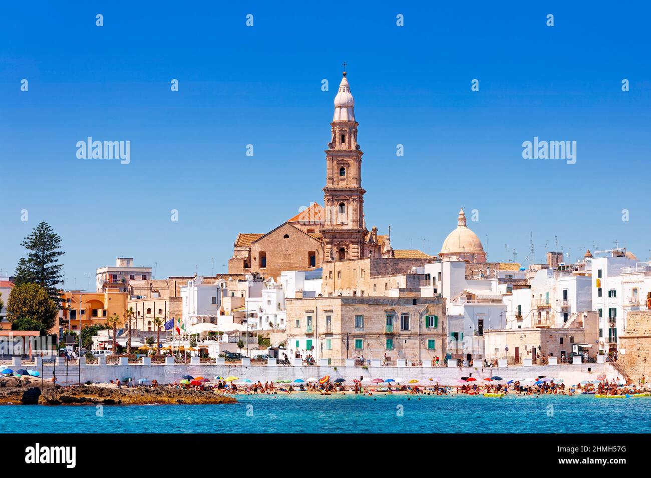 Stadtbild von Monopoli, Italien, vom Meer aus gesehen Stockfoto