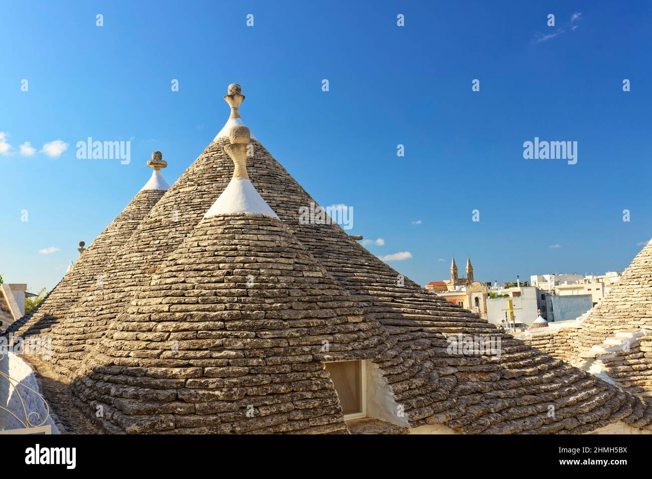 Trulli in Alberobello, Apulien, Italien unter blauem Himmel Stockfoto