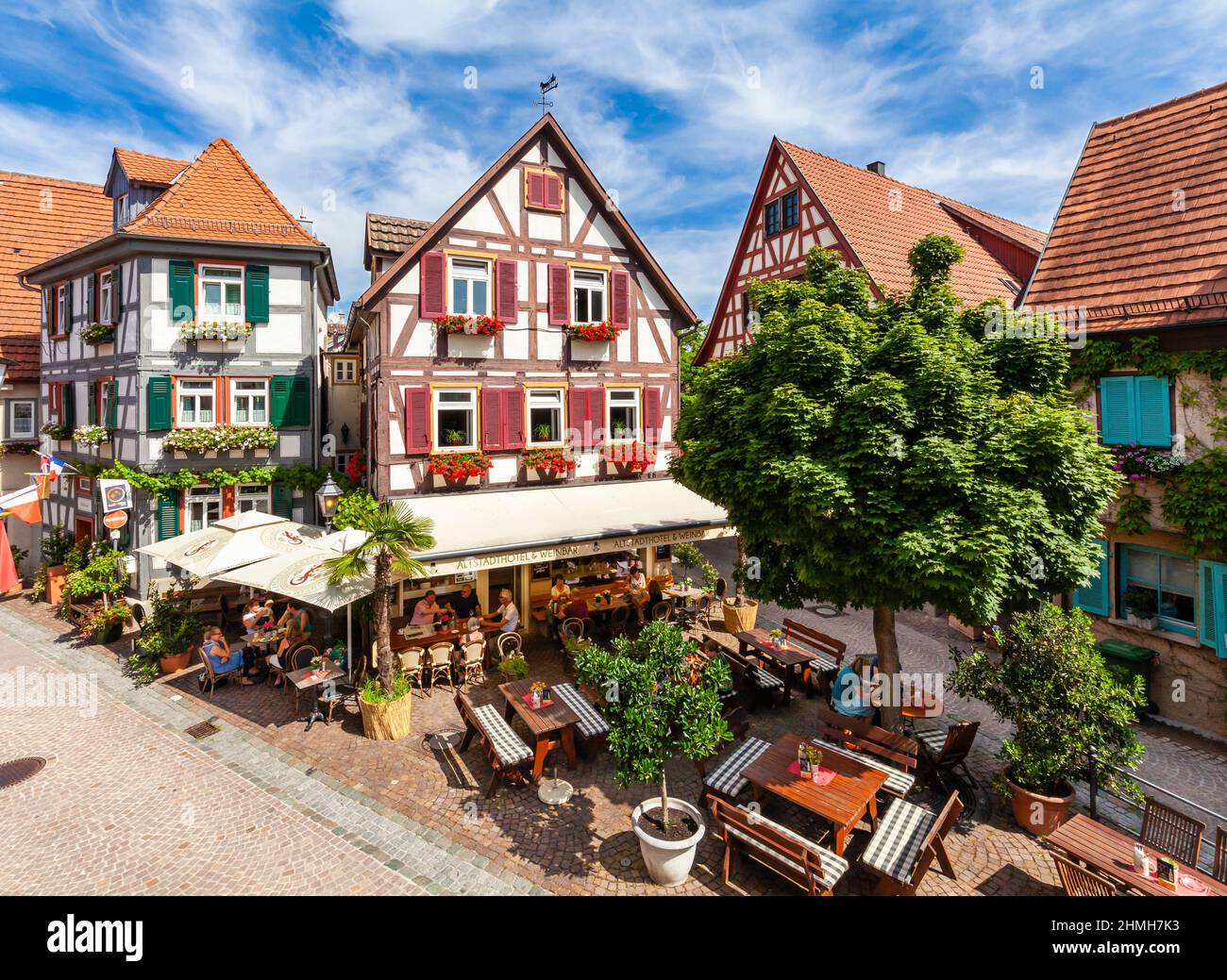 Deutschland, Baden-Württemberg: Die Kirchstraße mit Fachwerkhäusern in der Altstadt von Besigheim. Stockfoto