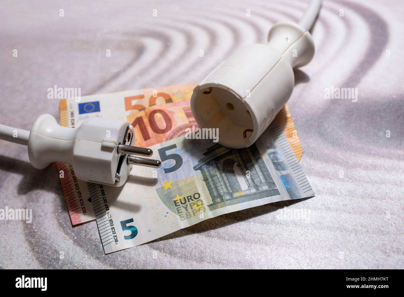 Eine Steckdose und ein Stecker befinden sich auf drei Banknoten, Symbol der Stromkosten Stockfoto Eine Steckdose und ein Stecker befinden sich auf drei Banknoten, Symbol der Stromkosten Stockfoto