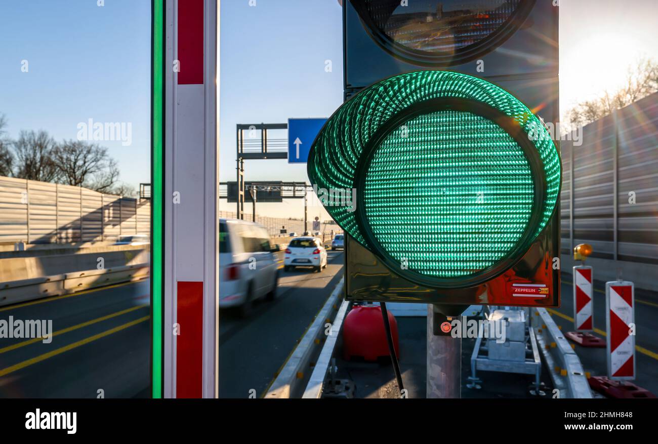 Recklinghausen, Nordrhein-Westfalen, Deutschland - Schrankensystem am A43 durch eine marode Brücke zur Steuerung von Fahrzeugen ab 3,5 Tonnen zwischen den Kreuzen Recklinghausen und Herne. Die angeschlagene Emschertalbrücke ist für schwere Lasten nicht mehr stabil genug. Es sollte bis Ende 2025 komplett renoviert werden. Stockfoto