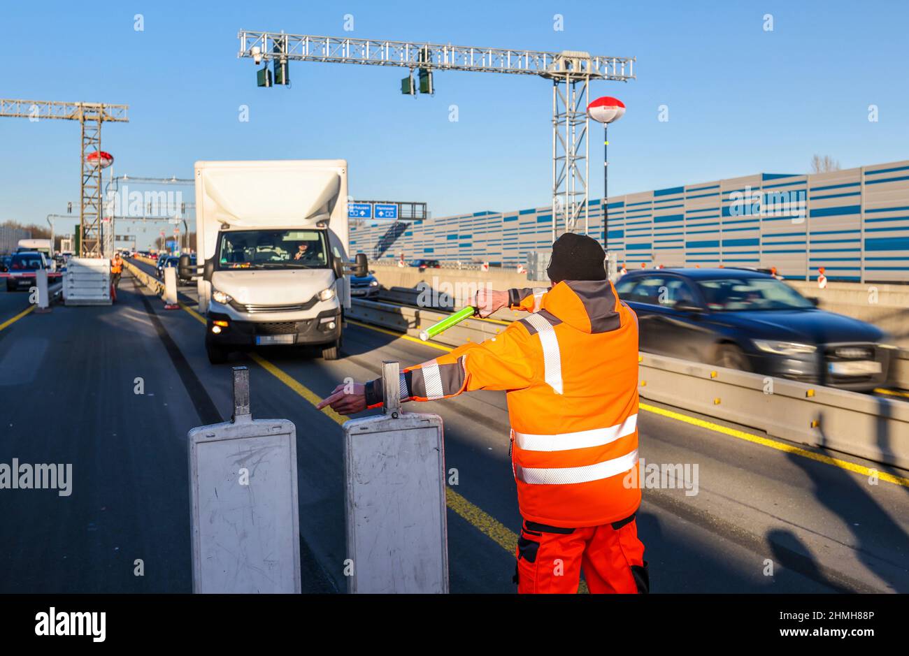 Recklinghausen, Nordrhein-Westfalen, Deutschland - Schrankensystem am A43 durch eine marode Brücke zur Steuerung von Fahrzeugen ab 3,5 Tonnen zwischen den Kreuzen Recklinghausen und Herne. Die angeschlagene Emschertalbrücke ist für schwere Lasten nicht mehr stabil genug. Es sollte bis Ende 2025 komplett renoviert werden. Stockfoto