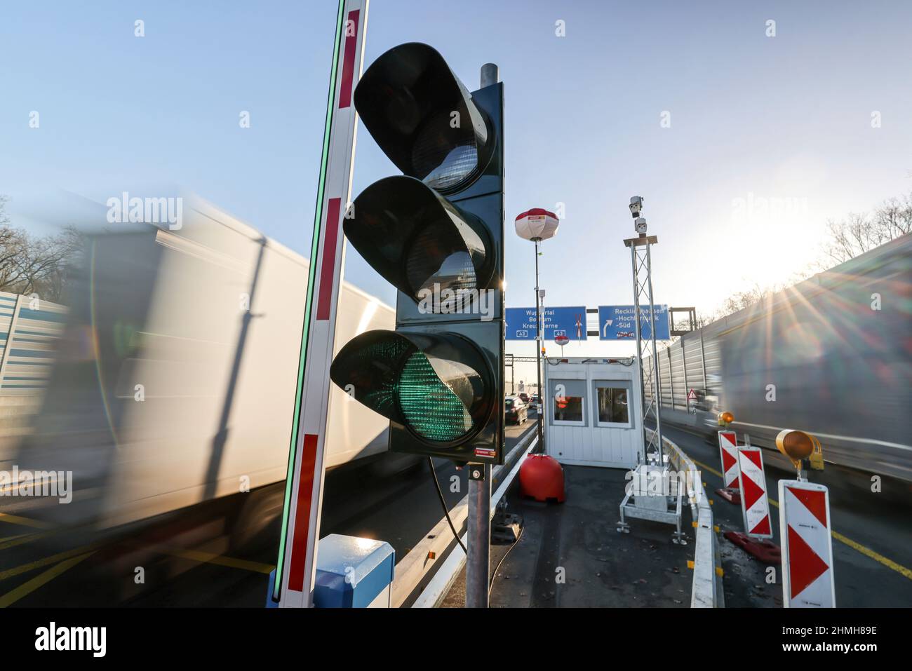 Recklinghausen, Nordrhein-Westfalen, Deutschland - Schrankensystem am A43 durch eine marode Brücke zur Steuerung von Fahrzeugen ab 3,5 Tonnen zwischen den Kreuzen Recklinghausen und Herne. Die angeschlagene Emschertalbrücke ist für schwere Lasten nicht mehr stabil genug. Es sollte bis Ende 2025 komplett renoviert werden. Stockfoto