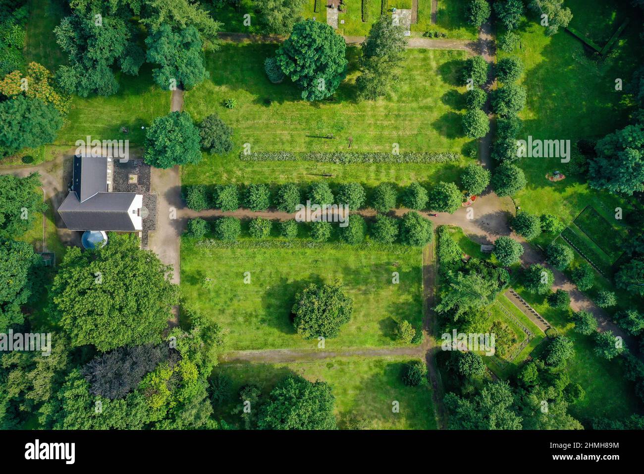 Marl, Nordrhein-Westfalen, Deutschland - Europäisches Friedenshaus, ehemalige Friedhofskapelle im Friedenspark, dem alten Brassert-Friedhof. Der alte Friedhof und der Skulpturenpark sowie die Skulpturen im öffentlichen Raum sind Teil der Außenanlagen des Skulpturenmuseums Glaskasten. Stockfoto