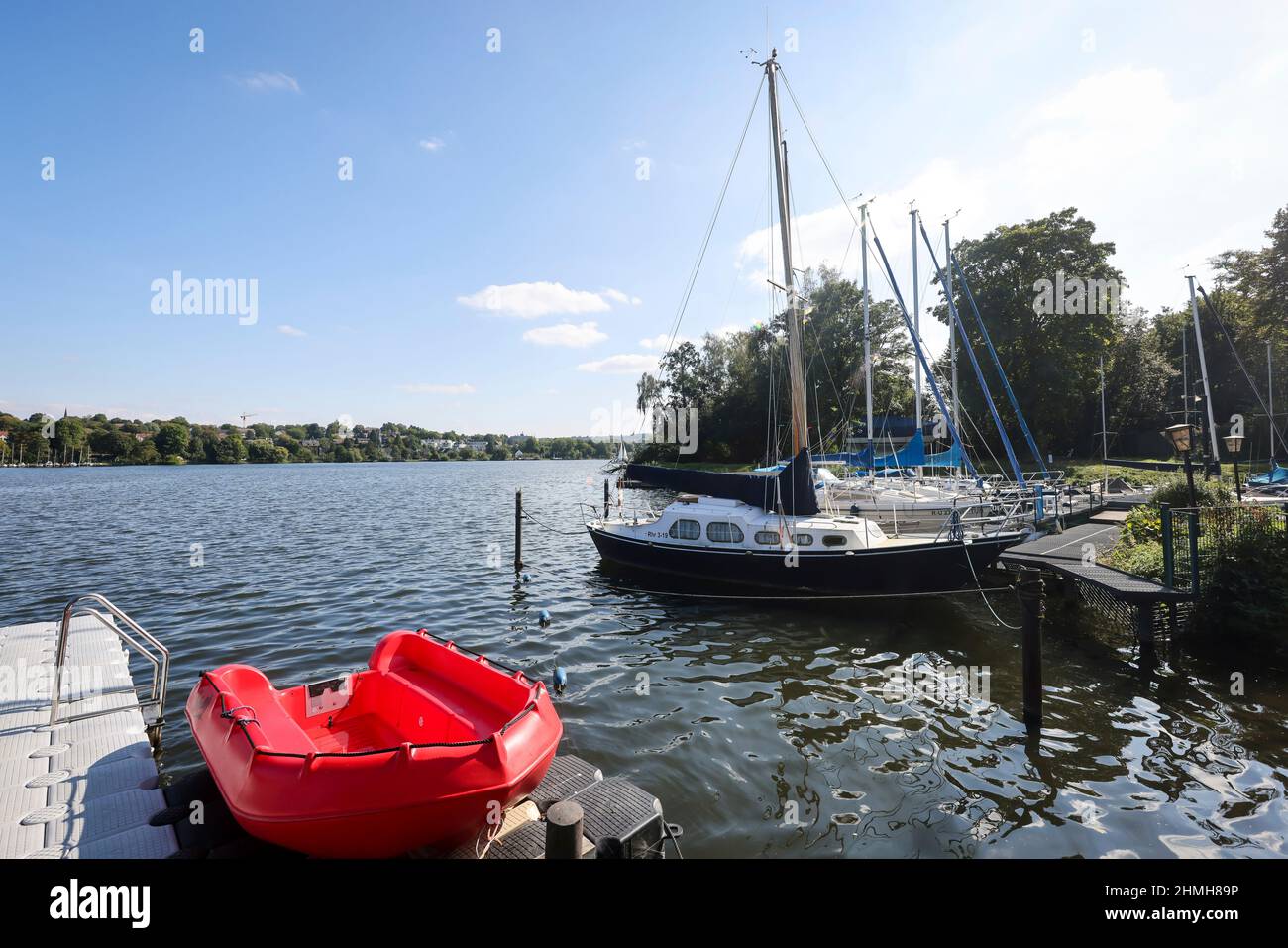 Essen, Ruhrgebiet, Nordrhein-Westfalen, Deutschland - Segelboote am Haus Scheppen am Baldeney-See. Das Scheppen-Haus ist eine ehemalige, aristokratische Anlegestelle des Klosters Werden im Essener Stadtteil Fischlaken, heute dient der Vorplatz als Biker-Treffpunkt und der Graben als Steg. Stockfoto