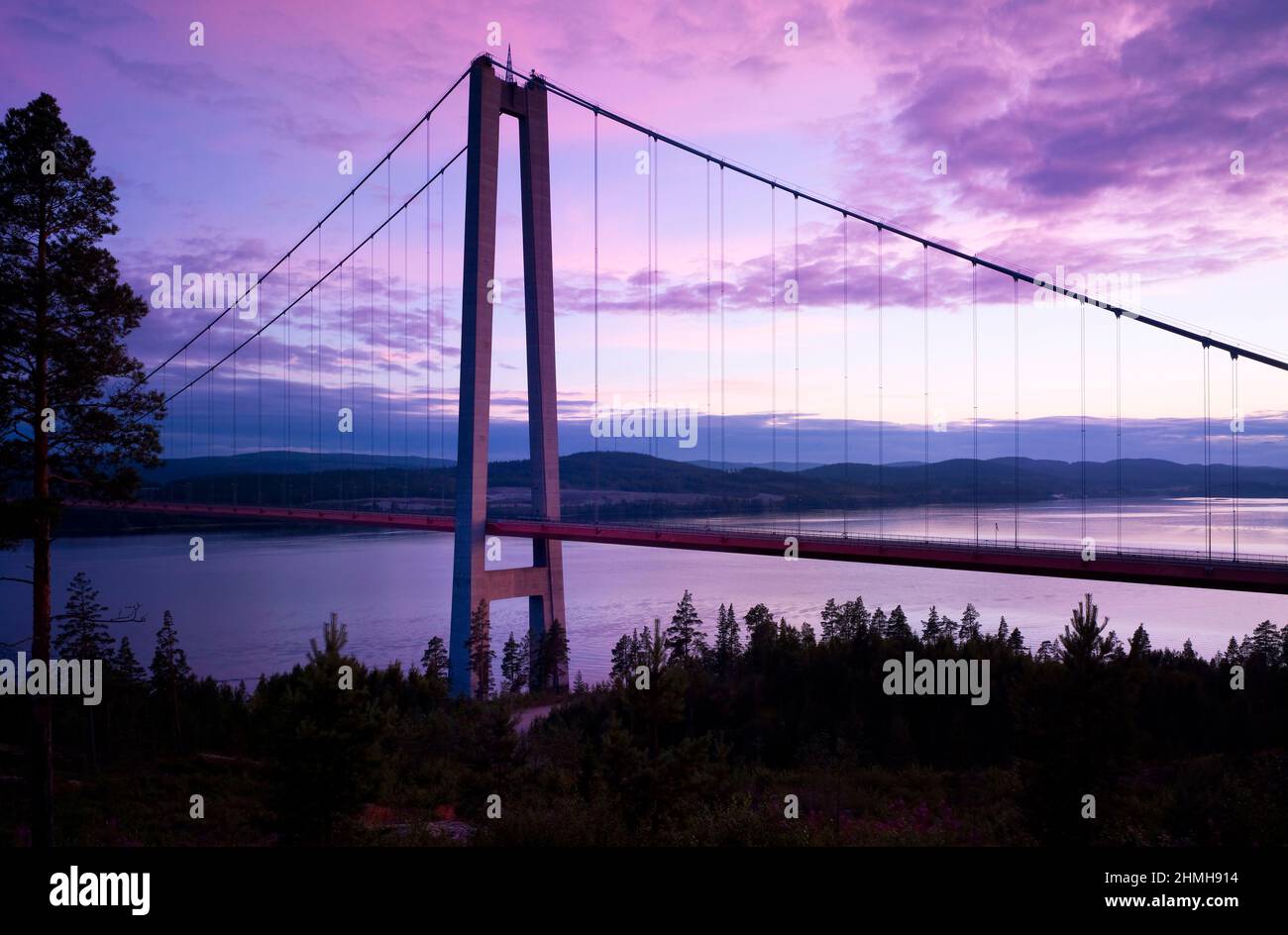 Europa, Schweden, Nordschweden, Provinz Angermanland, UNESCO-Weltkulturerbe Höga Kusten, Högakustenbron Hängebrücke über den Angermanälven bei Kramfors, Abendstimmung Stockfoto