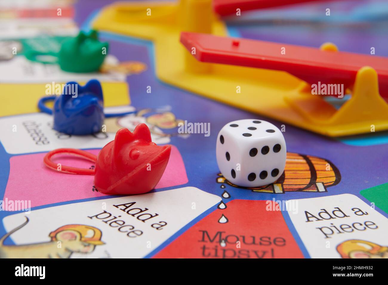 Nahaufnahme von Spielsteinen in einem Mouse Trap Brettspiel. Stockfoto