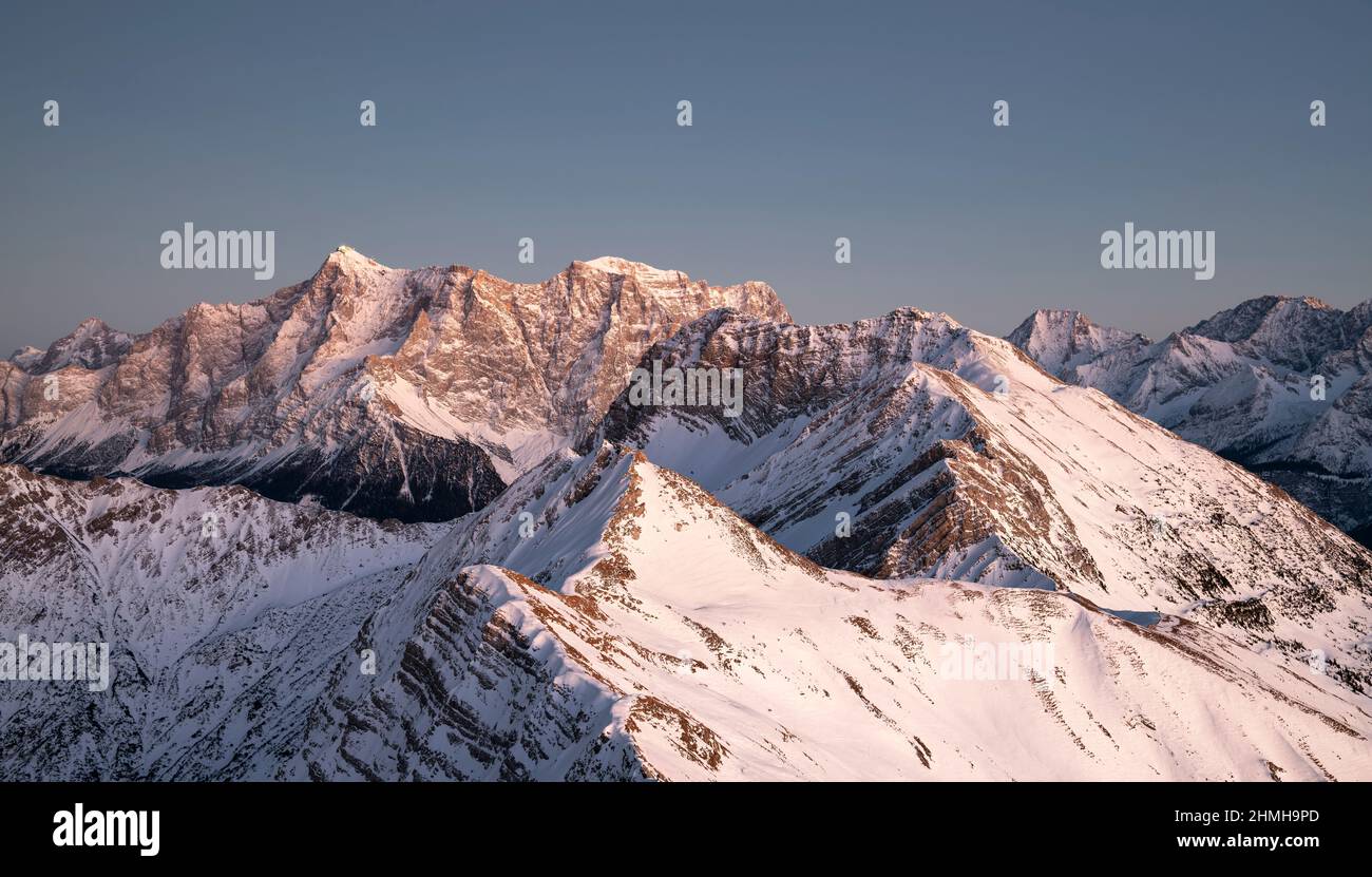 Alpine Berglandschaft an einem kalten Wintertag nach Sonnenuntergang. Blick von der Hochschutte auf die Zugspitze. Tirol, Österreich, Europa Stockfoto